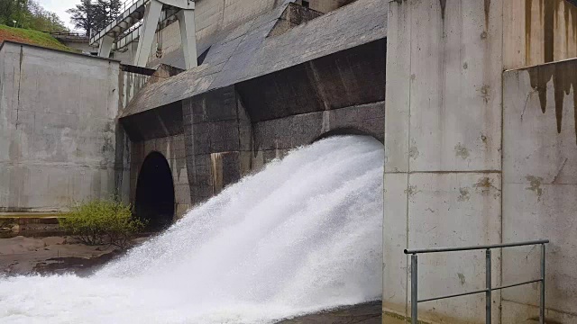 从水力发电站的涡轮机中滴水。视频素材