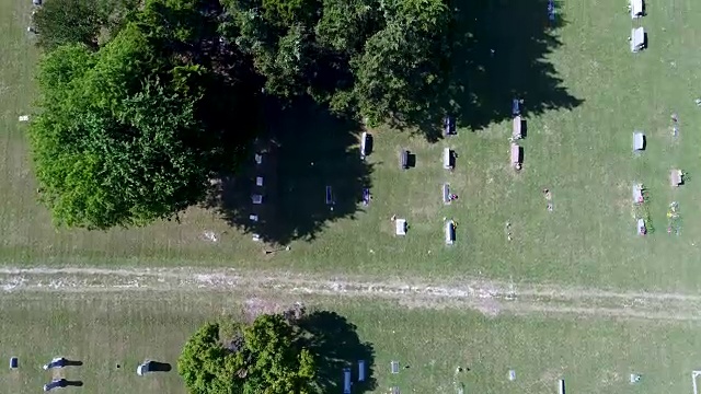 一架无人机在德克萨斯州普莱诺的一处墓地上空进行鸟瞰视频素材