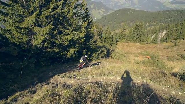 骑山地车的人在山区的岩石小道上骑车下山。——慢动作视频素材