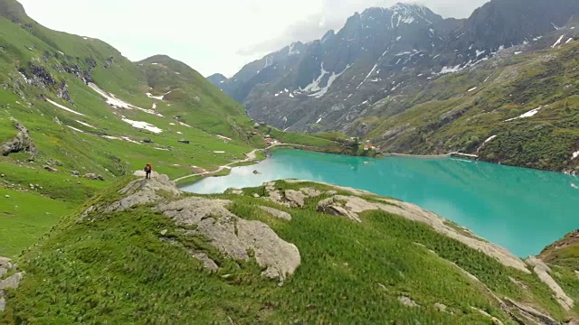 航拍:飞过山顶上几个徒步旅行者的头顶视频素材