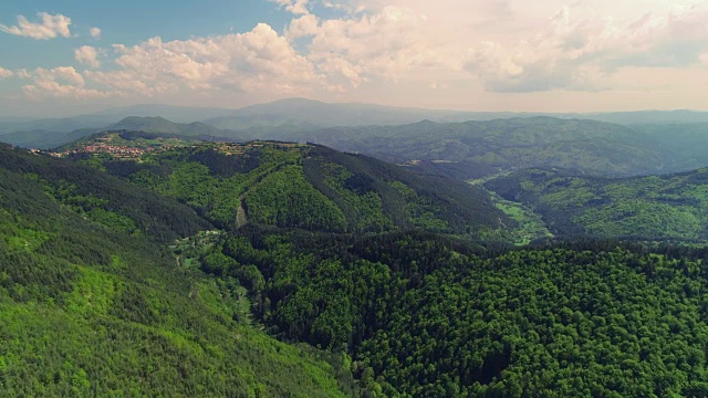 美丽的山景，山顶云雾缭绕视频素材