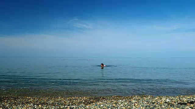 人类在海里游泳视频素材