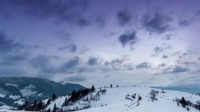 山峰上的雪被风吹走了。冬天的风景。天很冷，下着雪。视频素材