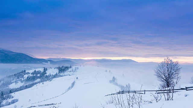 山峰上的雪被风吹走了。冬天的风景。天很冷，下着雪。视频素材