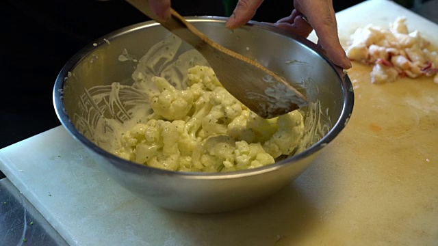 用奶油芝士切花椰菜视频素材