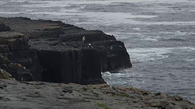 爱尔兰海岸石灰岩上的布伦浪视频素材