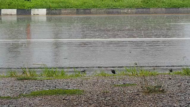 汽车在雨天行驶在路上。视频素材