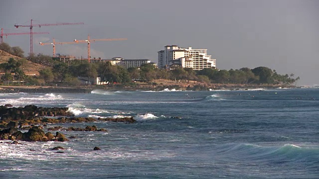 封锁:哈雷瓦海滩的海浪和结构视频素材