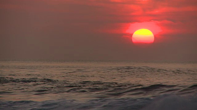 封锁:夏威夷管道的海浪和日落视频素材