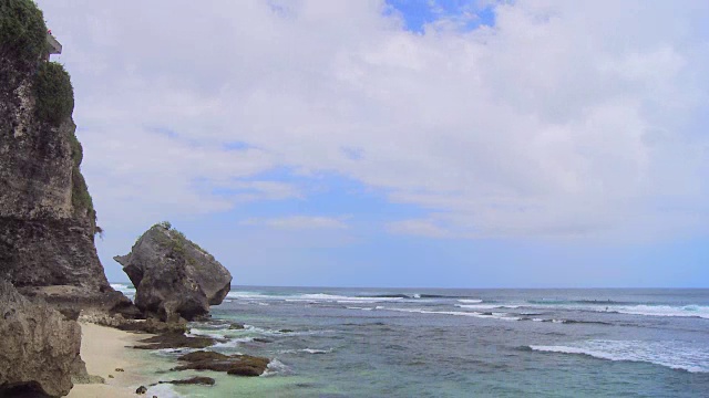 时间流逝的岩石海岸与温和的海浪视频素材