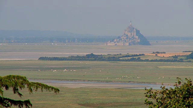 时间流逝Le Mont Saint-Michel和乡村视频素材