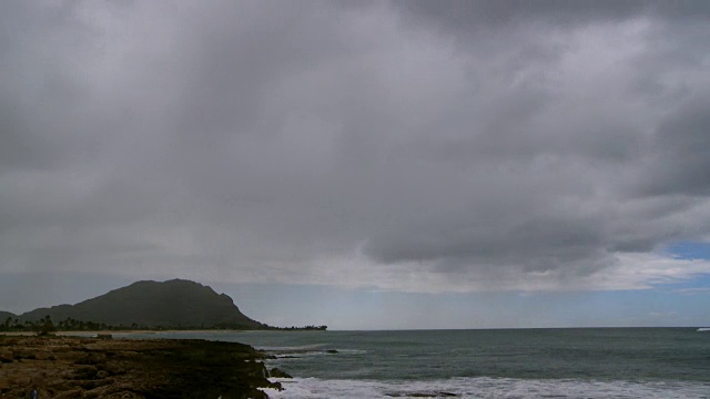 时间流逝波浪在岩石海岸和阴天视频素材