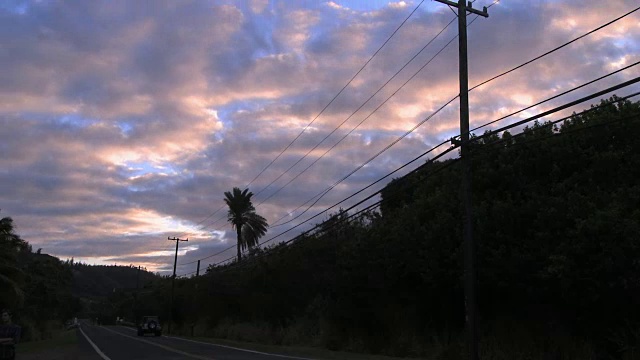 瓦胡岛高速公路的时间流逝与过往的云视频素材