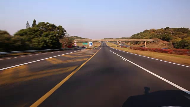 沿着高速公路开车，经过旗杆视频素材