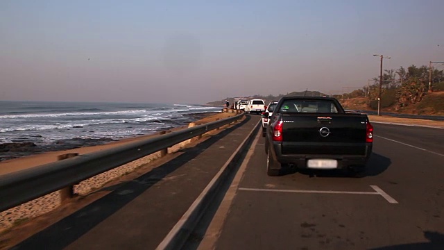 时间流逝沿海岸道路和停车场行驶视频素材