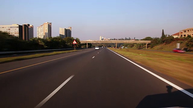 在高速公路和人行桥下开车视频素材