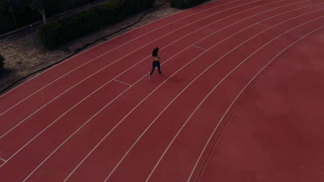 在跑道上跑步的女运动员鸟瞰图视频素材