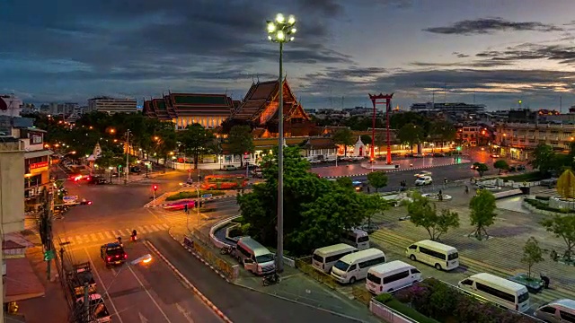 巨大的秋千和Wat Suthat Temple的鸟瞰图，白天到晚上的时间流逝视频素材