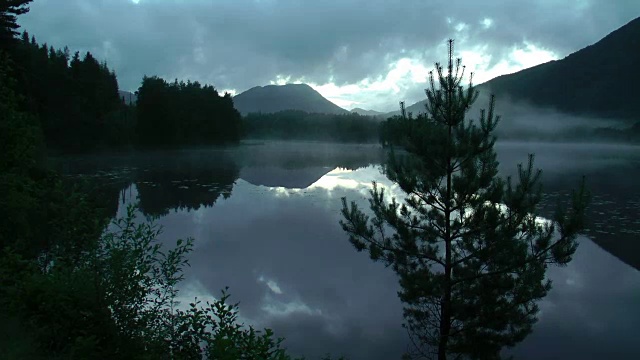 风景与湖泊在山上。挪威。视频素材