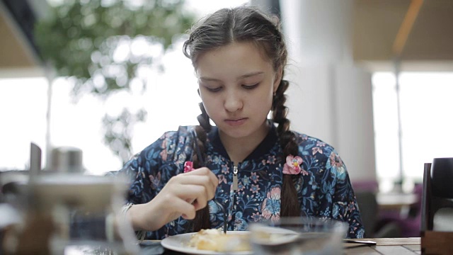 少女在咖啡馆吃饭视频素材