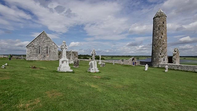 爱尔兰Clonmacnoise康纳神庙和麦卡锡塔视频素材