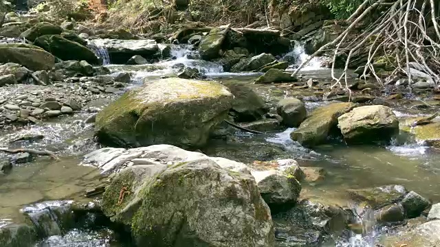 山涧在石头间奔流。视频素材