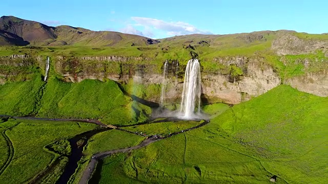 4K空中电影夏季Seljalandsfoss在冰岛南部地区，Seljalandsfoss的一部分有其起源的火山冰川Eyjafjallajökull视频素材