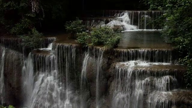 森林中的淡水瀑布视频素材