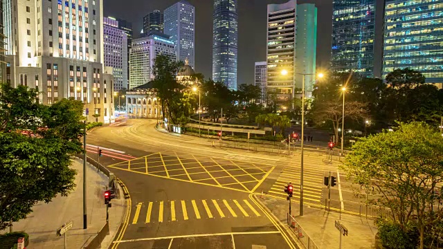 香港街道夜晚的4K时间流逝。移动的汽车穿过城市视频素材