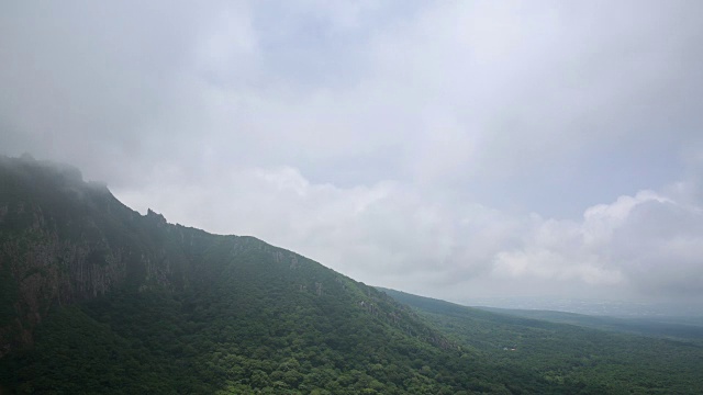 位于济州岛Hallasan山(联合国教科文组织世界遗产)的Yeongsil deungsanno路视频素材