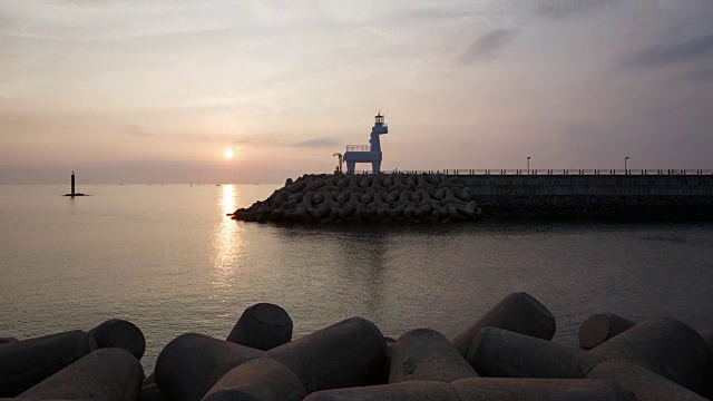 济州岛日落时分的伊荷海滩上的马灯塔视频素材