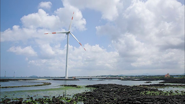 济州岛新昌风车海岸的风力涡轮机视频素材