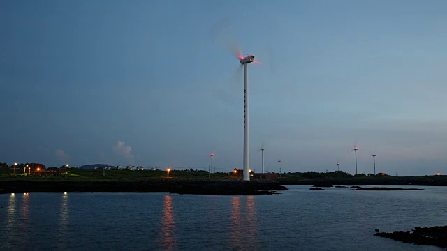 济州岛新昌风车海岸的风力涡轮机夜景视频素材