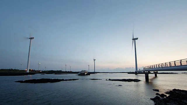 从日落到夜晚，济州岛新昌风车海岸的风力涡轮机视频素材