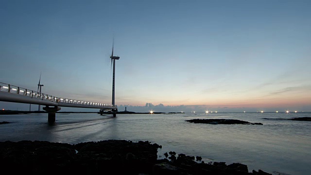 从日落到夜晚，济州岛新昌风车海岸的风力涡轮机视频素材