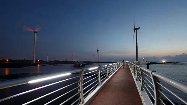 济州岛新昌风车海岸的风力涡轮机夜景视频素材