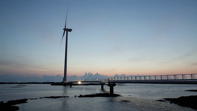 从日落到夜晚，济州岛新昌风车海岸的风力涡轮机视频素材