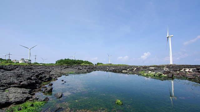 济州岛新昌风车海岸的风力涡轮机视频素材