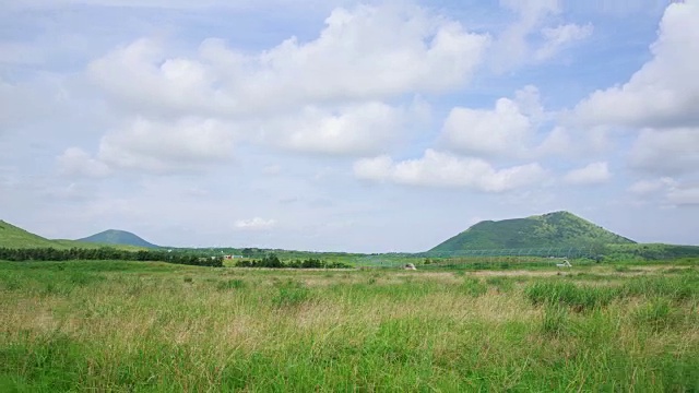 济州岛Wollangbong(寄生火山)的Dalangsioleum山和田地视频素材