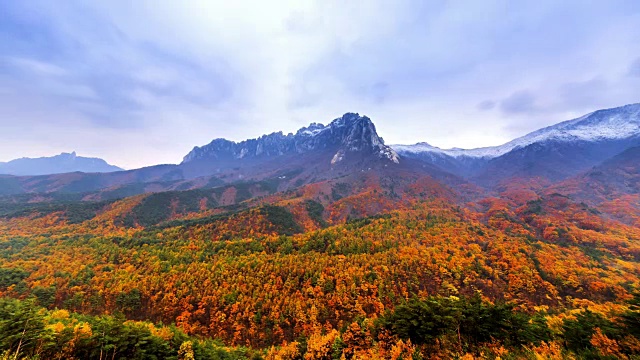 蔚山岩在秋季彩色山视频素材