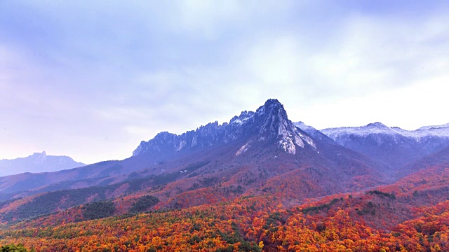 蔚山岩在秋季彩色山视频素材