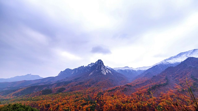 蔚山岩在秋季彩色山视频素材