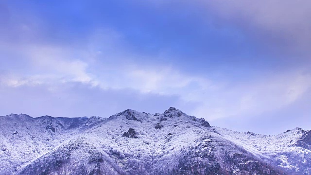 雪山在冬天的广阔视野视频素材