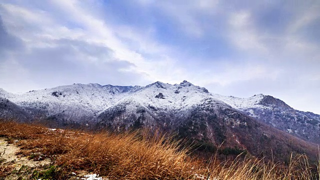 雪山在冬天的广阔视野视频素材