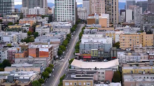 平移到旧金山市中心的摩天大楼，加利福尼亚的天际线城市景观视频素材