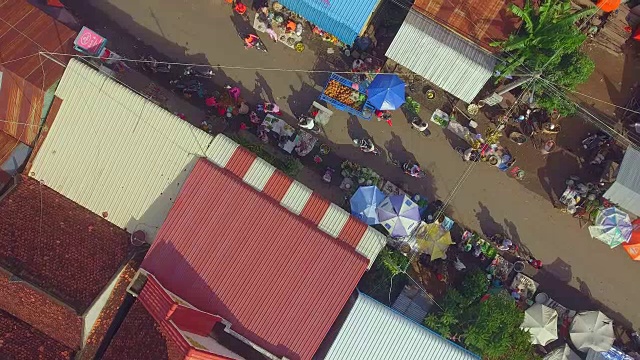 空中俯瞰小村庄早市的街景。视频素材