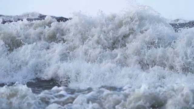 恶劣天气下的暴风雨海浪气旋飓风风慢镜头大海海水，大浪海浪溅海滩。视频素材