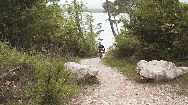 下坡骑山地自行车视频素材