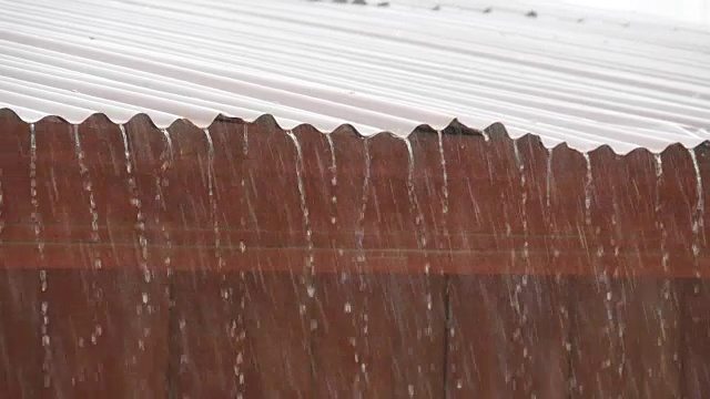 暴雨落在屋顶上视频素材