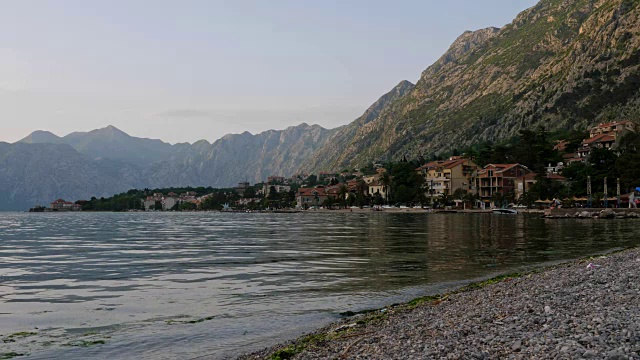 卵石滩和冲浪在城市的背景视频素材